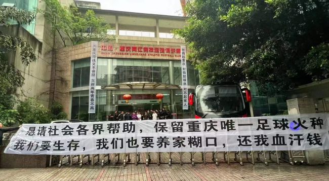 官方：沙欣和本德回归多特担任一线队助理教练多特蒙德官方宣布，沙欣和本德回归多特，将担任一线队主教练泰尔齐奇的助理教练，而目前的助教阿尔明-罗伊特沙恩应自己的要求将离队。